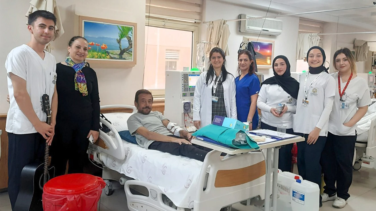 Selçuk Üniversitesi öğrencileri, hastalara müzikle moral etkinliği düzenledi 